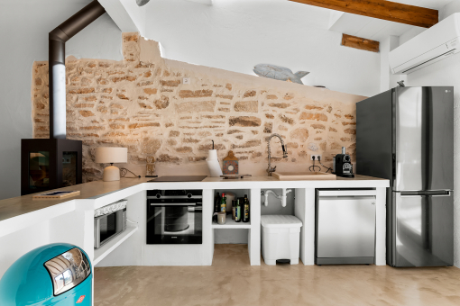 Stylish Built-In Kitchen with Natural Stone Features