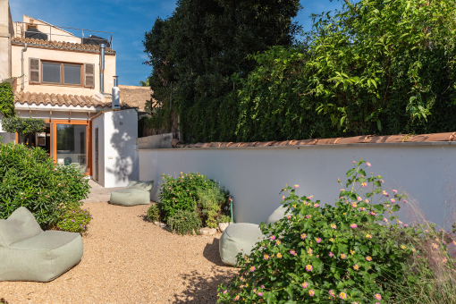 Beautifully Landscaped Garden with Mediterranean Charm