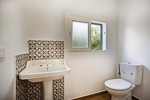 Bathroom with shwoer and window