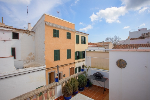 Beautiful, renovated corner-house in Mahon with a large balcony and garage