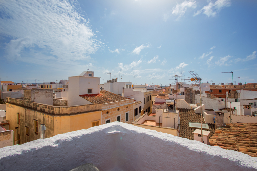 Three-storey, well-maintained town-house with roof terrace in the old quarter of Ciutadella