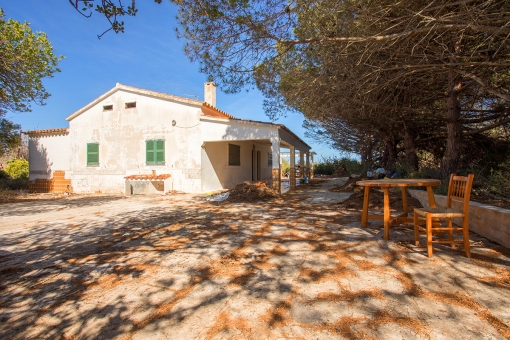 Finca requiring renovation with at least 72.700 sqm of agricultural land, its own well, electricity, and more than 600 sqm of buildings near to Sant Lluis