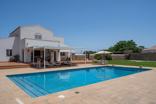 Wonderful fully-equipped property on a large plot with pool on the outskirts of Mahon
