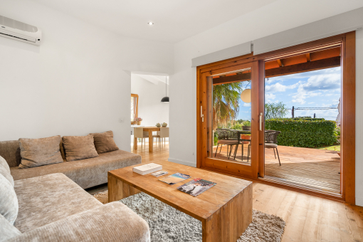 Modernes Wohnzimmer mit Terrasse