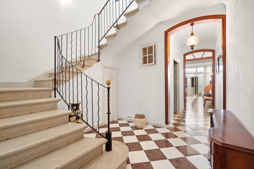 Large townhouse with patio and terrace in the centre of Alaior