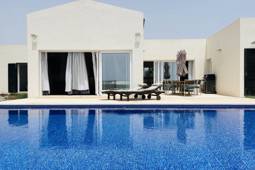 Neu gebaute Villa mit Meerblick, Pool und Dachterrasse in ruhiger Wohngegend in Binibeca Torret de Baix S'Atalaya