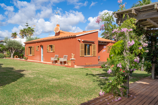 Charming villa with all comforts and garden, beautifully renovated, surrounded by the beach of Punta Prima, 2 steps away.