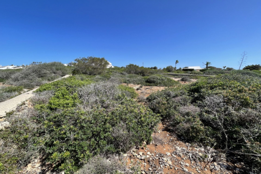 Wunderschönes Investitionsgrundstück in erster Meereslinie, Meerblick, in Binidali, Menorca.