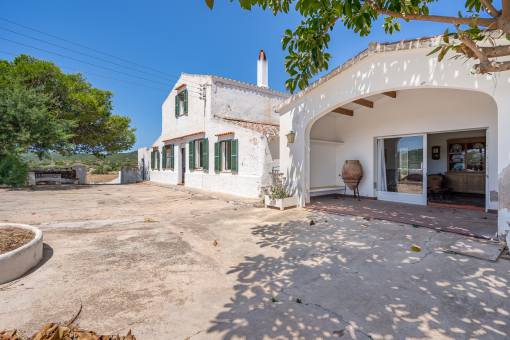 Beautiful rural estate of 42 ha with various buildings and unobstructed views 7 kms from Mahón Minorca