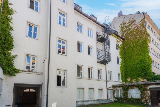 Investment: Best location Maxvorstadt - renovated and light-flooded 4-room apartment