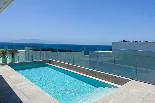 Luxusvilla mit privatem Pool und Meerblick an der Strandpromenade im neuen Stadtteil Rokabella, Costa Adeje