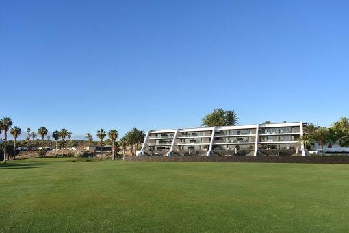 Erdgeschosswohnung mit 2 Schlafzimmern und großer Terrasse in 1. Linie des Amarilla Golfplatzes.