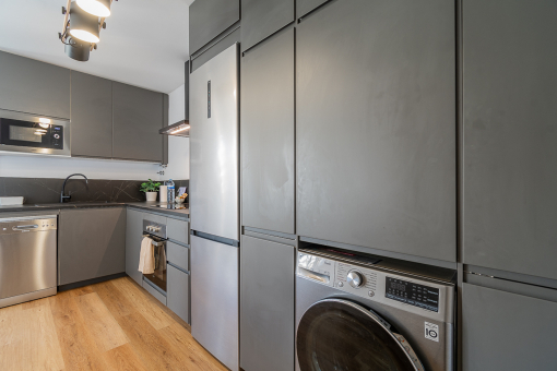 Contemporary-style kitchen