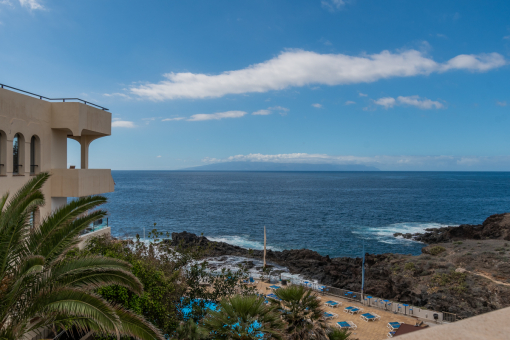 Sea front penthouse with terraces and frontal ocean views in Callao Salvaje