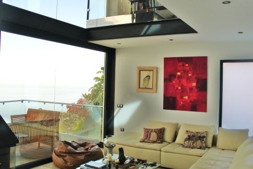Bright living room with beautiful views to the sea