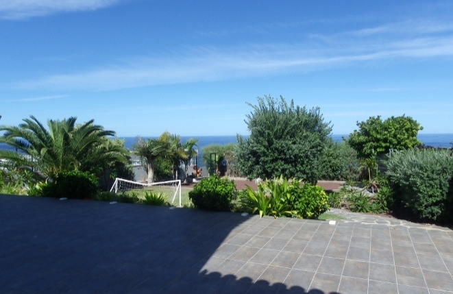 Oasis with large terrace, garden and the sea