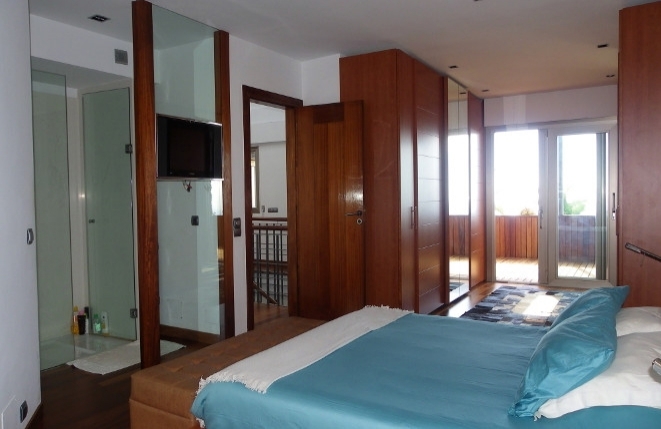 Bedroom with access to the panoramic terrace