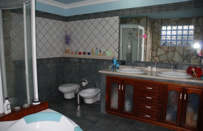 Edel ausgestattetes Badezimmer mit Eckbadewanne, Dusche, Doppelwaschbecken und Bidet