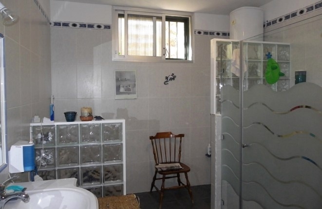 Spacious bathroom with shower, bidet, toilet and 2 sinks