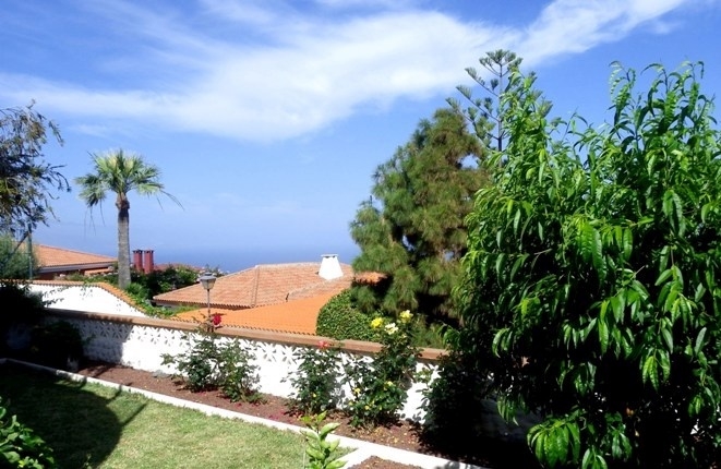 Garden in very quiet location with sun and sea 