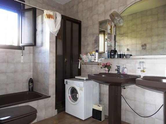 The main bathroom with tub, shower and double sinks