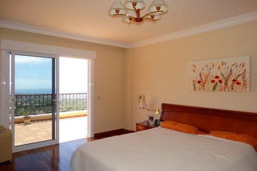 The main bedroom directly at the terrace with Humboldt view