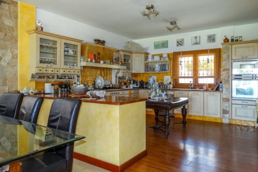 Fully equipped kitchen with views to the dining area