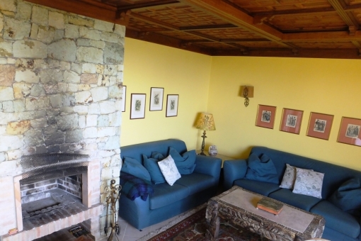 Livingroom with chimney 