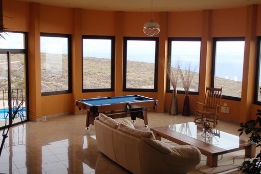 The salon with pool table and access to the terrace
