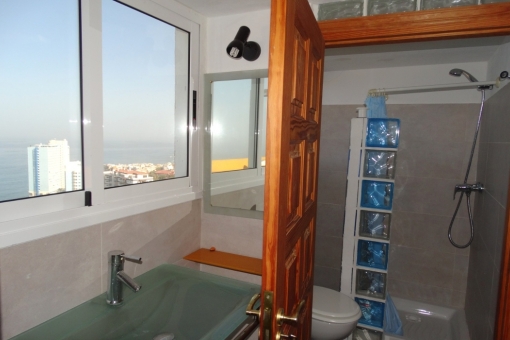 Badezimmer hat große Fenster und freier Meerblick