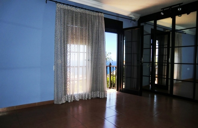 Bright room with access to the terrace