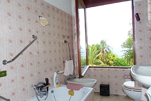Bathroom with bathtub and sea view