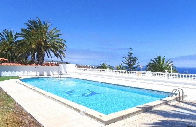 Large swimming pool with sea views to relax