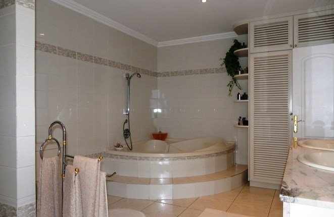 Plenty of room in the bath with round tub