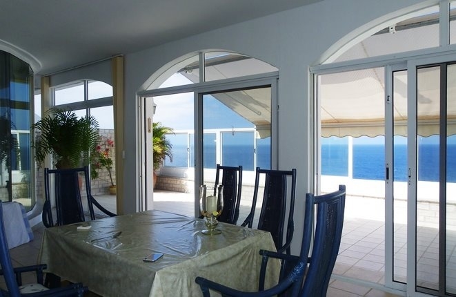 Dining-room and transition to the terrace with awning
