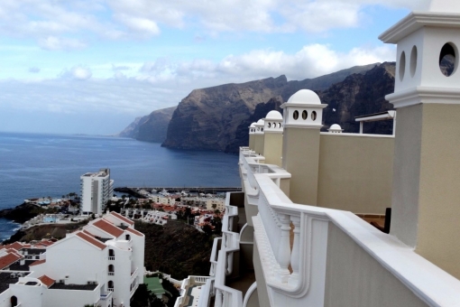 Dachgeschosswohnung mit riesiger Dachterrasse und Blick auf die Insel La Gomera sowie die Los Gigantes Klippen