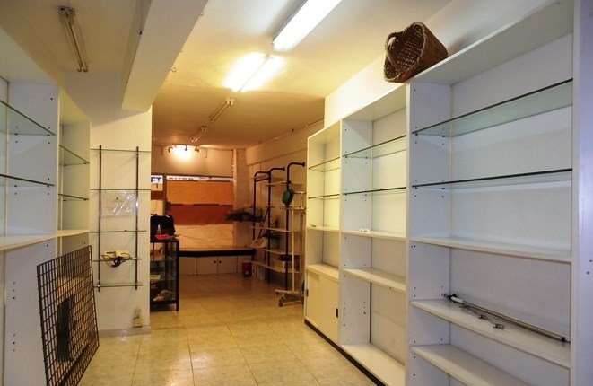 Long continuous shelves on both sides