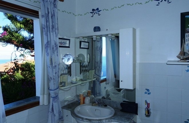 Bathroom with lots of light, air and sea views