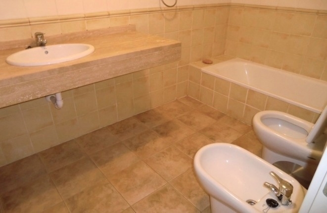 Nice bathroom with bath tub and marble fittings