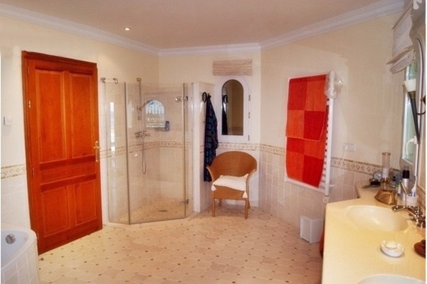 Eines der eleganten Badezimmer