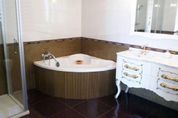 One of the bathrooms en suit with hyrdo-massage bathtub