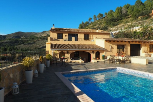 Große Finca mit Pool und traumhaftem Talblick in Jalón, Alicante